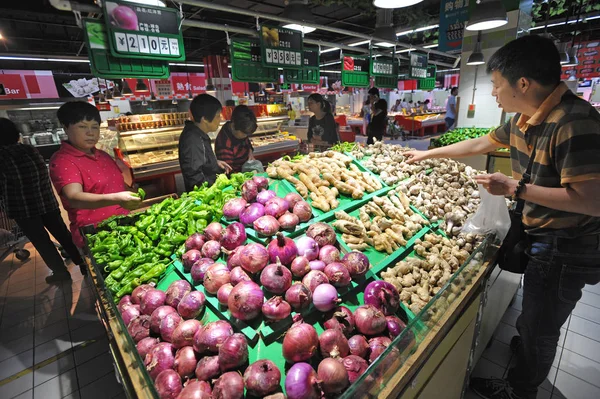 Clientes Chinos Compran Verduras Supermercado Ciudad Wuhan Provincia China Hubei — Foto de Stock