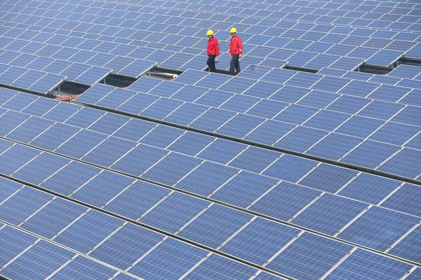 2016년 21일 산둥성 지모시의 태양광 발전소에서 노동자들이 태양광 패널을 점검하고 — 스톡 사진