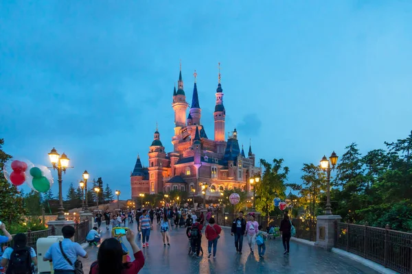 Τουρίστες Επισκέπτονται Φωτισμένο Κάστρο Της Disney Στη Disneyland Της Σαγκάης — Φωτογραφία Αρχείου