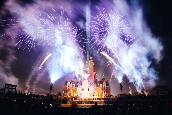 Explotan Fuegos Artificiales Sobre Shanghai Disneyland Shanghai Disney Resort Para —  Fotos de Stock