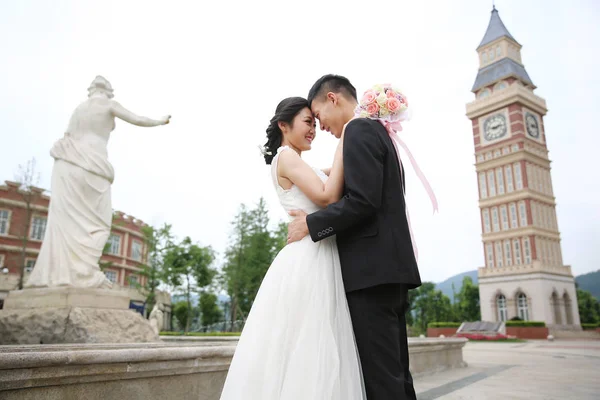 Graduados Chineses Que Estão Relacionamento Vestido Com Vestidos Casamento Posar — Fotografia de Stock