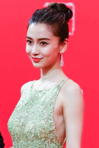 2016 上海で 上海国際映画祭の開会式のレッド カーペットに到着した香港モデルや女優アンジェラベイビー — ストック写真