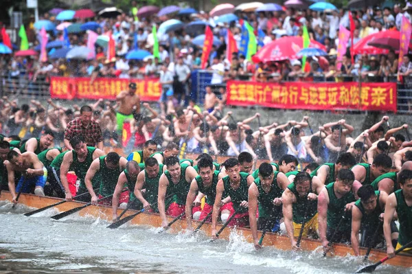 Los Participantes Compiten Una Carrera Barcos Dragón Río Ciudad Guangzhou —  Fotos de Stock