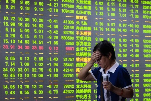 Investor Cina Bereaksi Saat Berjalan Melewati Layar Yang Menampilkan Harga — Stok Foto