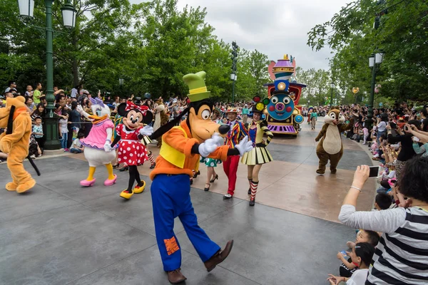 Tourists Watch Parade Shanghai Disneyland Trial Operation Shanghai Disney Resort — Stock Photo, Image