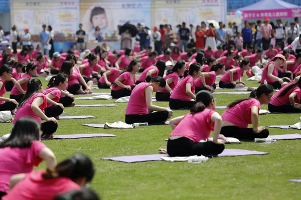 Schwangere Frauen Praktizieren Yoga Einen Neuen Guinness Weltrekord Für Den — Stockfoto