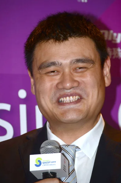 Pensionerad Kinesiska Basket Superstar Yao Ming Reagerar Som Han Anländer — Stockfoto