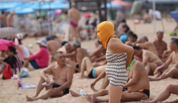 Kinesisk Kvinna Klädd Facekini Avbildas Badort Qingdao City Östra Kinas — Stockfoto
