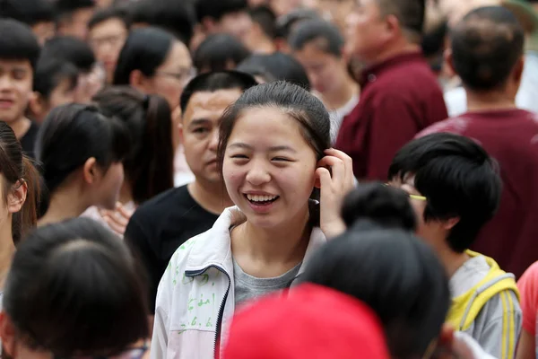Толпа Китайских Студентов Покидает Школу После Сдачи Экзамена Поступление Национальный — стоковое фото
