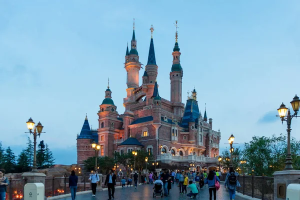 Tourists Visit Illuminated Disney Castle Shanghai Disneyland Trial Operation Shanghai — Stock Photo, Image