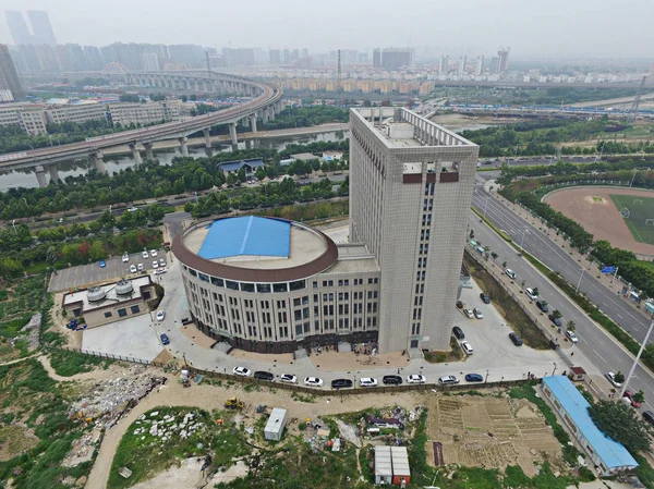 2016 日中国中部の河南省鄭州市の Longzihu 大学町で水洗トイレに似た建物の空中写真 — ストック写真