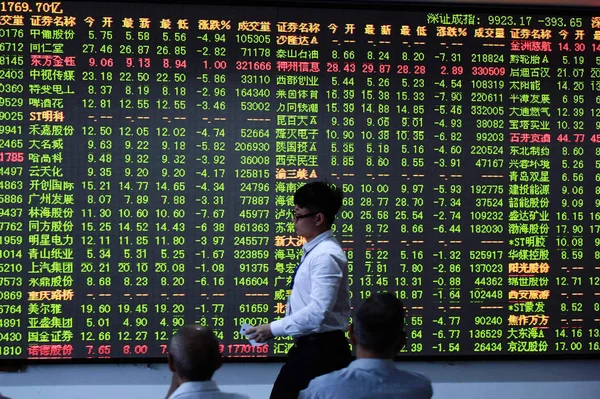 Chinesische Investoren Betrachten Die Aktienkurse Grün Für Fallende Kurse Einem — Stockfoto