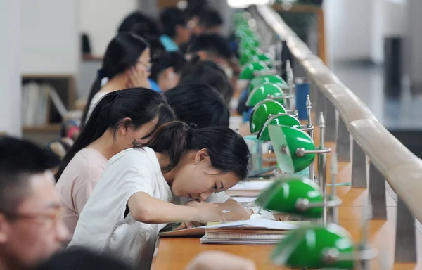 2016年6月2日 中国学生在山西省太原市山西图书馆复习课本或写试卷 为即将到来的全国高考做准备 — 图库照片