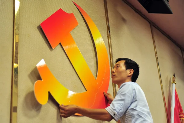 Chinese Worker Hangs Emblem Communist Party China Preparation Party Meeting — Stock Photo, Image