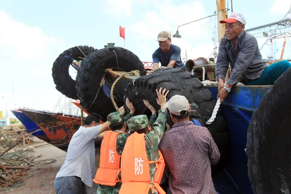2016년 절강성 원저우 항구에서 네파르타크에 대비하여 어부들이 어선에 거대한 타이어를 — 스톡 사진
