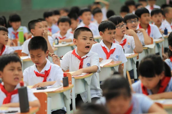 Jóvenes Estudiantes Caligrafian Caracteres Chinos Durante Ceremonia Apertura Del Primer —  Fotos de Stock