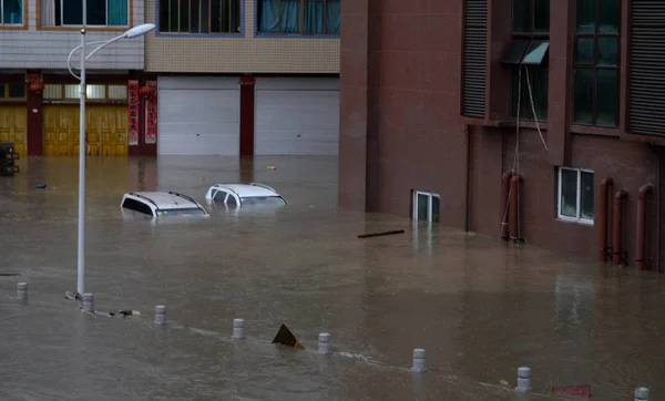 Carros Estão Meio Submersos Uma Estrada Inundada Causada Por Fortes — Fotografia de Stock