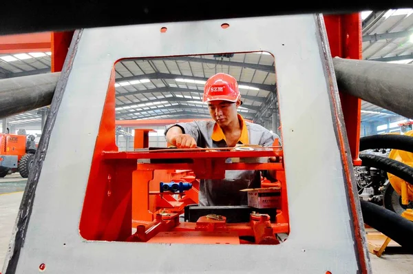 Trabajador Chino Ensambla Piezas Una Planta Fabricante Máquinas Ciudad Weifang —  Fotos de Stock