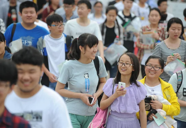 Китайские Студенты Прибывают Школу Участия Экзамене Поступление Национальный Колледж Известный — стоковое фото