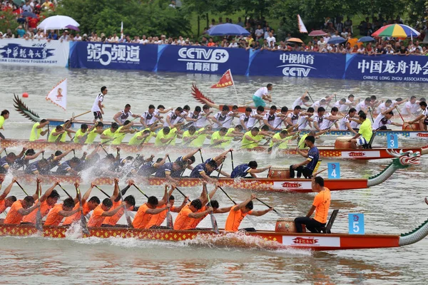 Los Participantes Compiten Una Carrera Barcos Dragón Celebrada Para Celebrar —  Fotos de Stock