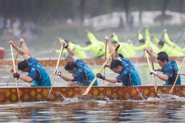 Участники Соревнуются Гонке Лодках Драконах Проводимой Честь Фестиваля Dragon Boat — стоковое фото