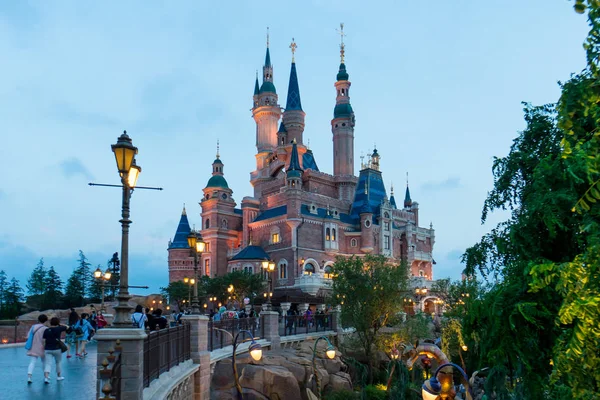 Turister Besöker Den Upplysta Disney Castle Shanghai Disneyland Rättegången Operationen — Stockfoto