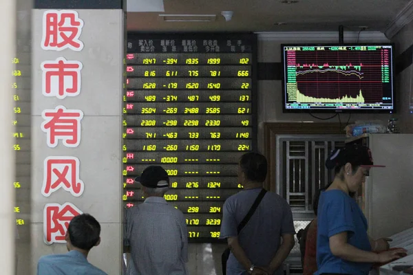Çinli Yatırımcılar Hisse Fiyatı Düşen Yeşil Fiyatlarla Hisse Senedi Komisyonculuk — Stok fotoğraf