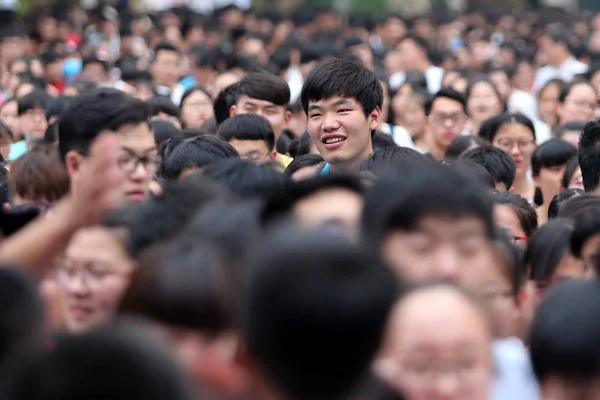 Eine Menschenmenge Chinesischer Studenten Verlässt Eine Schule Der Stadt Huaibei — Stockfoto