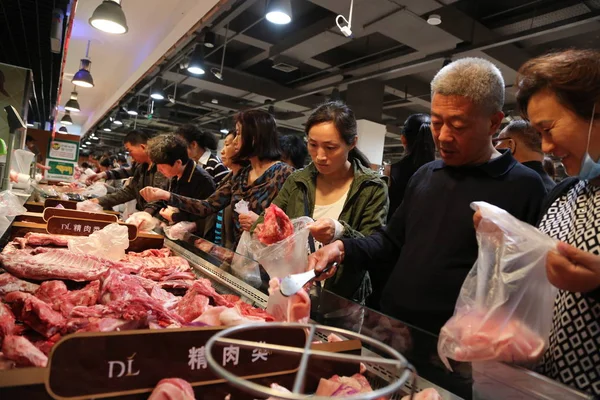 Китайские Покупатели Покупают Свинину Супермаркете Городе Сюйчан Провинция Хэнань Мая — стоковое фото