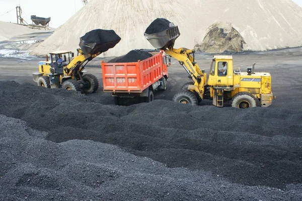 Wheel Loaders Load Truck Coal Quay Bank Yangtze River Yichang — Stock Photo, Image