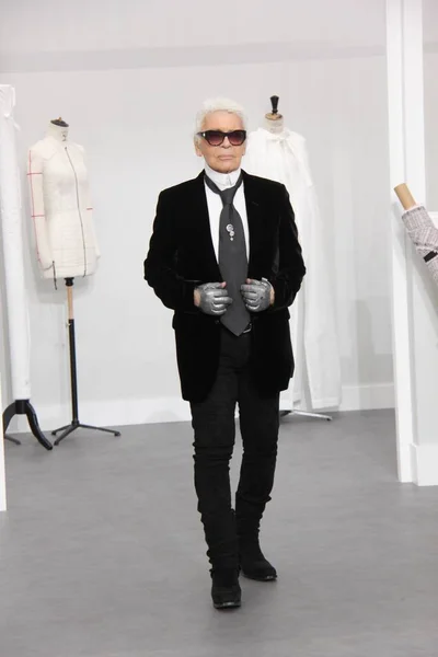 Γερμανός Σχεδιαστής Μόδας Karl Lagerfeld Απεικονίζεται Στην Επίδειξη Μόδας Chanel — Φωτογραφία Αρχείου