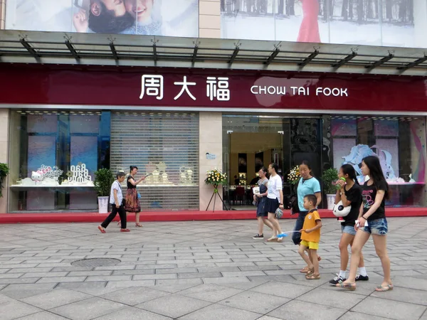 Yayalar Geçmiş Bir Takı Mağaza Chow Tai Fook Yichang City — Stok fotoğraf