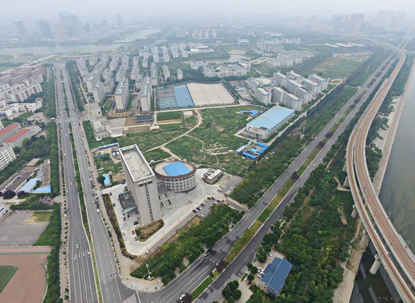 2016 日中国中部の河南省鄭州市の Longzihu 大学町で水洗トイレに似た建物の空中写真 — ストック写真