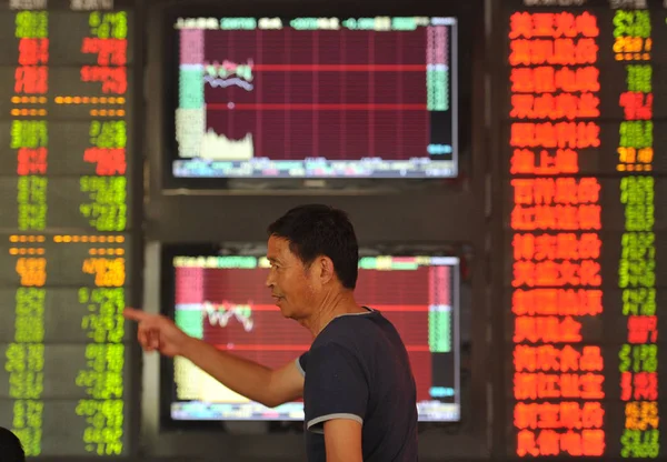 Investor Cina Bereaksi Saat Berjalan Melewati Layar Menampilkan Indeks Saham — Stok Foto
