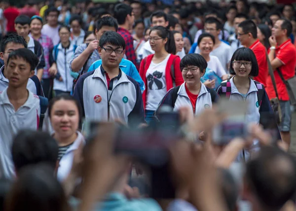 中国学生在完成全国高考 又名高考 后离开学校 2016年6月7日 中国中部湖北省武汉市 — 图库照片