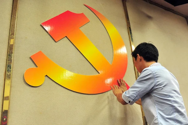 Ένας Κινέζος Εργαζόμενος Κλείνει Έμβλημα Του Κομμουνιστικού Κόμματος Της Κίνας — Φωτογραφία Αρχείου