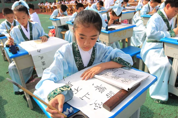 Jóvenes Estudiantes Caligrafian Caracteres Chinos Durante Ceremonia Apertura Del Primer —  Fotos de Stock
