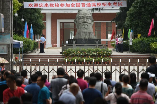 Los Padres Chinos Miran Una Estatua Del Antiguo Filósofo Chino — Foto de Stock