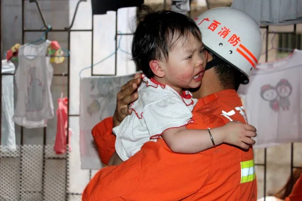 Ένας Κινέζος Πυροσβέστης Κατάφερε Σώσει Ένα Κορίτσι Τριών Ετών Αφού — Φωτογραφία Αρχείου