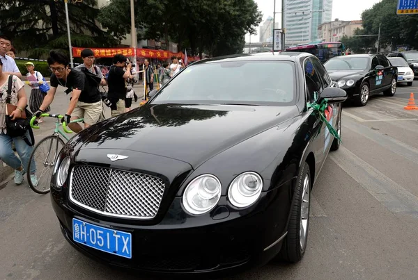 Bentley Flying Spur Limousines Arrive Shandong Experimental High School Part — Stock Photo, Image