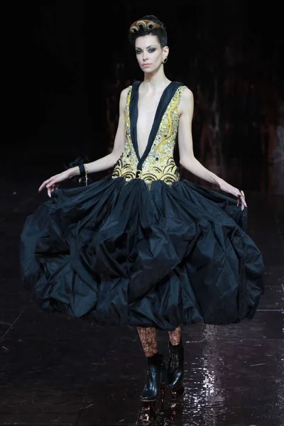 2016年7月3日 在法国巴黎举行的2016年巴黎高级时装周 时装秀上 中国设计师郭培在时装秀上展示了中国设计师郭培的新作品 — 图库照片
