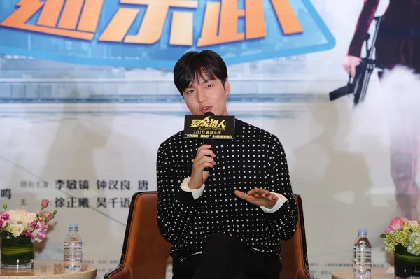 韩国演员李敏浩出席2016年6月12日在中国西南四川省成都市举行的宣传他的新片 赏金猎人 的新闻发布会 — 图库照片