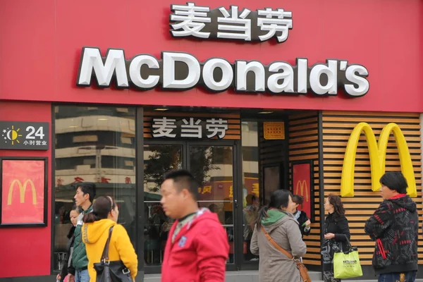 歩行者は 中国の河南省中央部の浙州市にあるマクドナルドのファーストフードレストランを通り過ぎる 2013年10月26日 — ストック写真