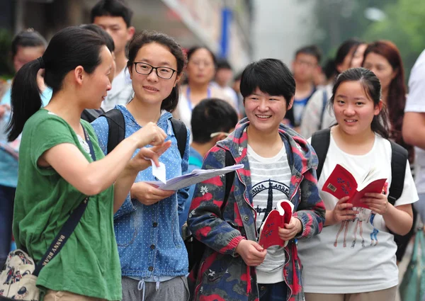 2016年6月7日 在中国东部安徽省富阳市的一所学校 中国学生在参加全国高考 又称高考 考试之前 对课本进行最终复习 — 图库照片