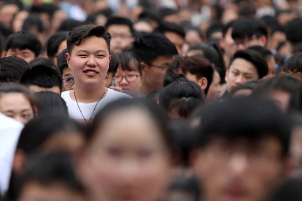 Eine Menschenmenge Chinesischer Studenten Verlässt Eine Schule Der Stadt Huaibei — Stockfoto