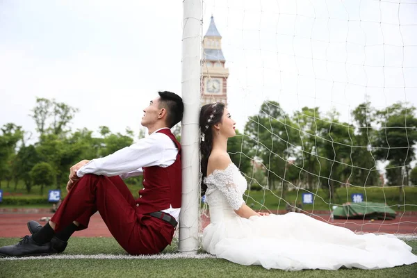Čínští Absolventi Kteří Jsou Vztahu Oblečeni Svatebních Šatů Představují Fotografie — Stock fotografie