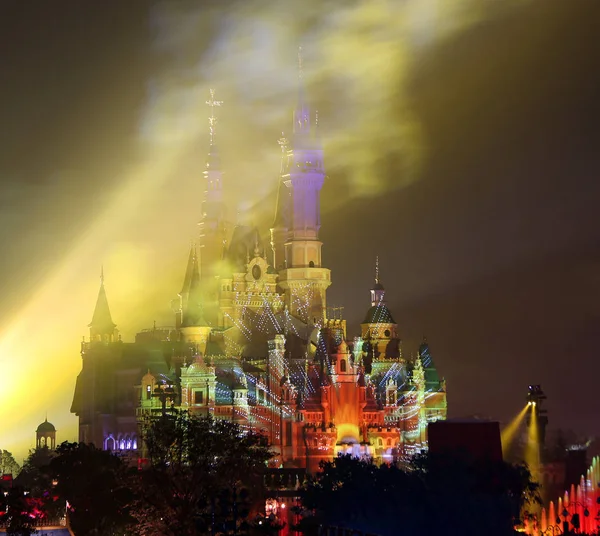 Θέα Στο Φωτισμένο Κάστρο Της Disneyland Της Σαγκάης Στο Shanghai — Φωτογραφία Αρχείου