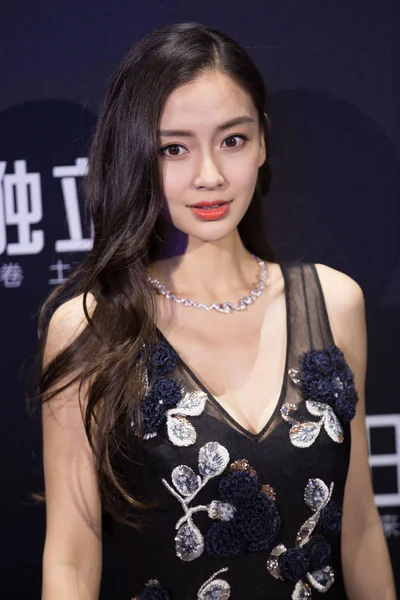 香港模特兼女演员安格巴比在2016年6月22日于中国北京举行的新片 独立日 的中国首映式上摆姿势 — 图库照片