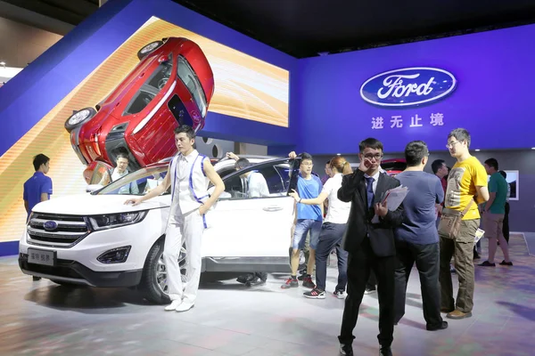 Los Visitantes Prueban Miran Suv Ford Edge Exhibición Durante 13ª — Foto de Stock