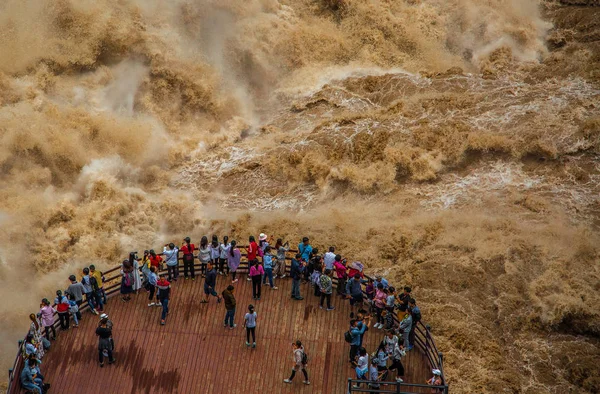 Turistas Assistem Hutiaoxia Tiger Leaping Gorge Diqing Prefeitura Autônoma Tibetana — Fotografia de Stock
